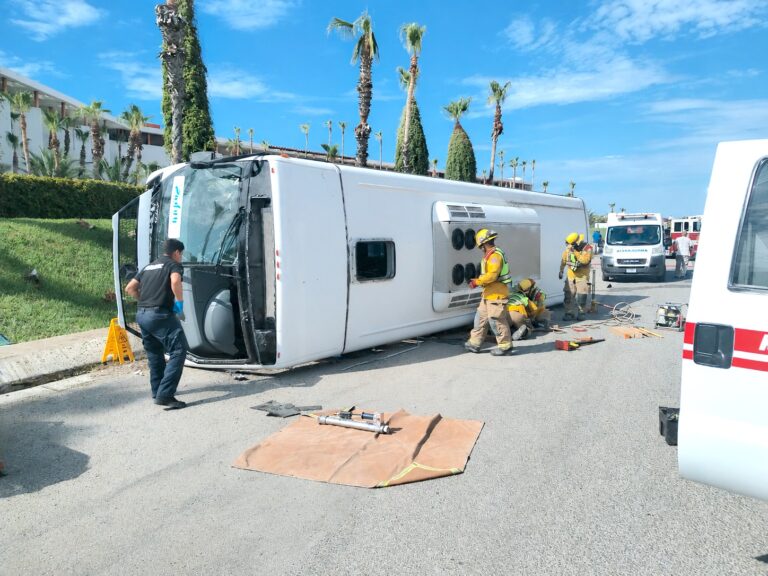 BOMBEROS SJC ATIENDE VOLCADURA TRANSPORTE PERSONAL 3